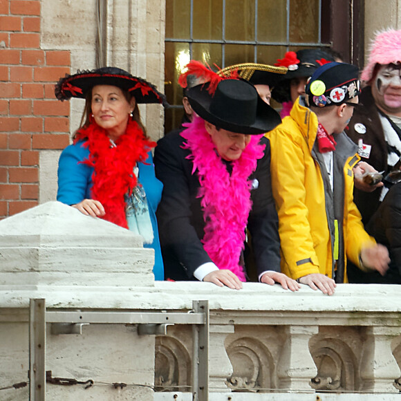 Ségolène Royal et Patrick Kanner lors du traditionnel lancer de harengs depuis le balcon de l'hotel de ville à l'occasion du Caranaval de Dunkerque, le 26 février 2017