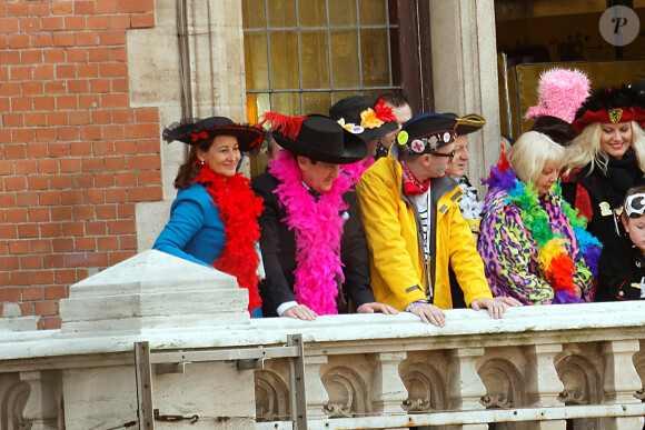 Ségolène Royal et Patrick Kanner participent au traditionnel lancer de harengs depuis le balcon de l'hotel de ville à l'occasion du Caranaval de Dunkerque, le 26 février 2017