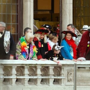 Ségolène Royal et Patrick Kanner participent au traditionnel lancer de harengs depuis le balcon de l'hotel de ville à l'occasion du Caranaval de Dunkerque, le 26 février 2017