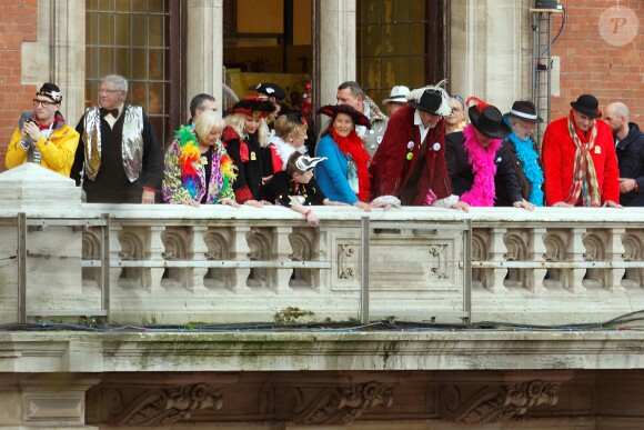 Ségolène Royal et Patrick Kanner participent au traditionnel lancer de harengs depuis le balcon de l'hotel de ville à l'occasion du Caranaval de Dunkerque, le 26 février 2017