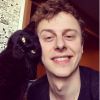 Norman pose avec son chat Sergi sur Instagram