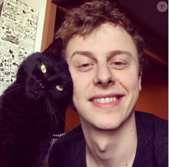 Norman pose avec son chat Sergi sur Instagram