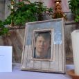  Un portrait du prince Friso d'Orange-Nassau a été disposé sur un autel de l'église paroissiale Saint-Nicolas à Lech am Arlberg, en Autriche, en février 2017, au 5e anniversaire de l'accident qui entraîna la mort du fils de Beatrix des Pays-Bas, décédé le 12 août 2013 après dix-huit mois dans le coma. 