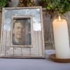 Un portrait du prince Friso d'Orange-Nassau a été disposé sur un autel de l'église paroissiale Saint-Nicolas à Lech am Arlberg, en Autriche, en février 2017, au 5e anniversaire de l'accident qui entraîna la mort du fils de Beatrix des Pays-Bas, décédé le 12 août 2013 après dix-huit mois dans le coma.
