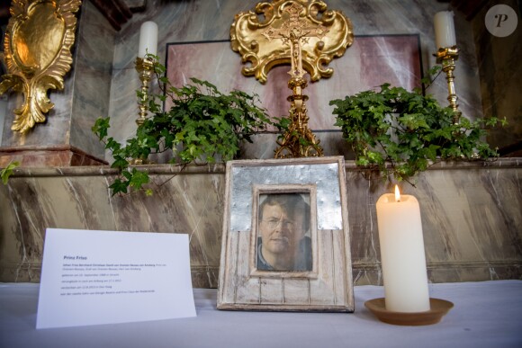 Un portrait du prince Friso d'Orange-Nassau a été disposé sur un autel de l'église paroissiale Saint-Nicolas à Lech am Arlberg, en Autriche, en février 2017, au 5e anniversaire de l'accident qui entraîna la mort du fils de Beatrix des Pays-Bas, décédé le 12 août 2013 après dix-huit mois dans le coma.