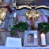 Un portrait du prince Friso d'Orange-Nassau a été disposé sur un autel de l'église paroissiale Saint-Nicolas à Lech am Arlberg, en Autriche, en février 2017, au 5e anniversaire de l'accident qui entraîna la mort du fils de Beatrix des Pays-Bas, décédé le 12 août 2013 après dix-huit mois dans le coma.