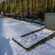 La tombe du prince Friso d'Orange-Nassau au cimetière de Lage Vuursche, le 15 février 2017, le jour du 5e anniversaire de son accident de ski tragique survenu à Lech am Arlberg. Enseveli sous une avalanche, le fils de Beatrix des Pays-Bas était resté dans le coma dix-huit mois avant de s'éteindre le 12 août 2013.