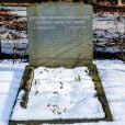 La tombe du prince Friso d'Orange-Nassau au cimetière de Lage Vuursche, le 15 février 2017, le jour du 5e anniversaire de son accident de ski tragique survenu à Lech am Arlberg. Enseveli sous une avalanche, le fils de Beatrix des Pays-Bas était resté dans le coma dix-huit mois avant de s'éteindre le 12 août 2013.