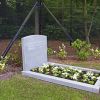 La tombe du prince Friso des Pays-Bas au cimetière de Lage Vuursche, le 1er juillet 2014. Une pierre tombale vient d'être posée.01/07/2014 - Lage Vuursche