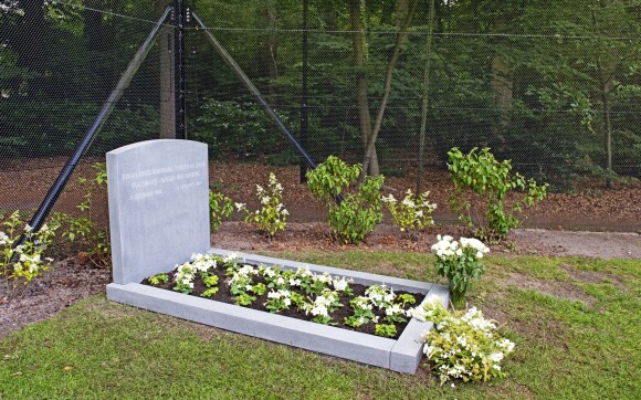 La tombe du prince Friso des Pays-Bas au cimetière de Lage Vuursche, le 1er juillet 2014. Une pierre tombale vient d'être posée.01/07/2014 - Lage Vuursche