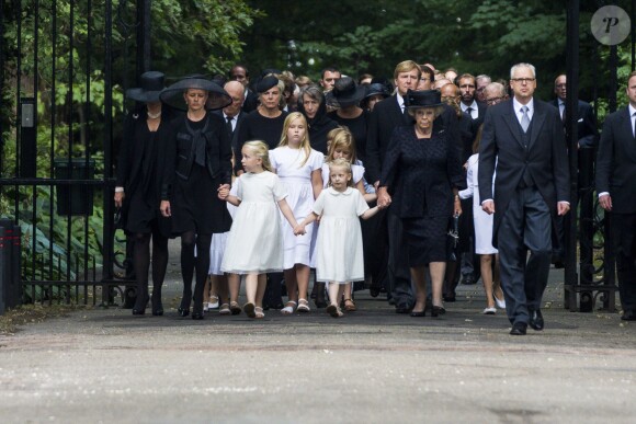 La princesse Mabel d'Orange-Nassau, ses filles la comtesse Luana et la comtesse Zaria et la princesse Beatrix des Pays-Bas menant le cortège lors des funérailles du prince Friso d'Orange-Nassau, le 16 août 2013 à Lage Vuursche.