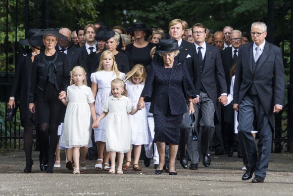 La princesse Mabel d'Orange-Nassau, ses filles la comtesse Luana et la comtesse Zaria et la princesse Beatrix des Pays-Bas menant le cortège lors des funérailles du prince Friso d'Orange-Nassau, le 16 août 2013 à Lage Vuursche.