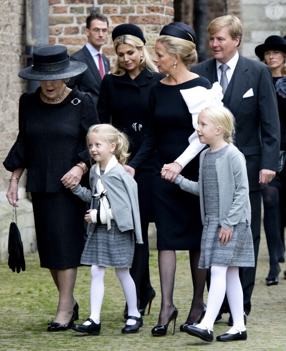 La princesse Beatrix des Pays-Bas et la princesse Mabel d'Orange-Nassau avec ses filles la comtesse Zaria et la comtesse Luana le 2 novembre 2013 à Delft lors de l'hommage solennel au prince Friso, mort le 12 août 2013.