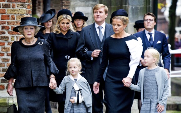 La princesse Beatrix des Pays-Bas et la princesse Mabel d'Orange-Nassau avec ses filles la comtesse Zaria et la comtesse Luana le 2 novembre 2013 à Delft lors de l'hommage solennel au prince Friso, mort le 12 août 2013.