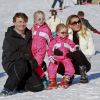 Le prince Friso d'Oranje-Nassau et la princesse Mabel avec leurs filles Luana et Zaria le 19 février 2011 à Lech am Arlberg, un an avant le tragique accident du prince dans la station autrichienne.