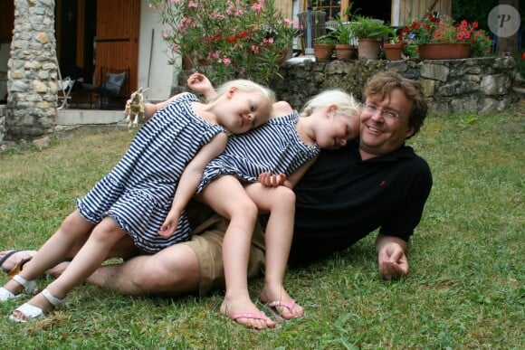 Le prince Friso d'Orange-Nassau posant avec ses filles Zaria et Luana en 2010.