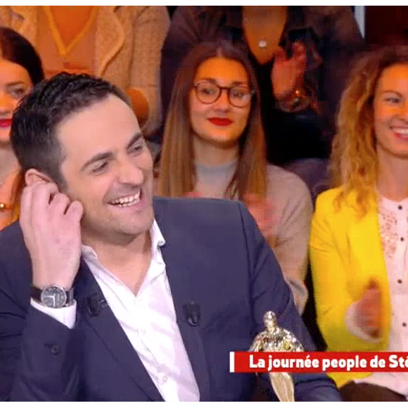Capucine Anav craque pour le fils d'un célèbre humoriste ce qui fait beaucoup rire ses collègues. "Il en pense quoi Camille ?", le 27 février 2017, sur C8.