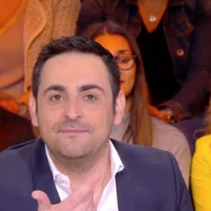 Capucine Anav craque pour le fils d'un célèbre humoriste ce qui fait beaucoup rire ses collègues. "Il en pense quoi Camille ?", le 27 février 2017, sur C8.