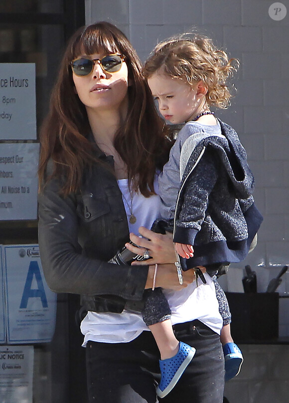 Exclusif - Jessica Biel est allée déjeuner avec son fils Silas au restaurant Joan's à Studio City, le 30 janvier 2017