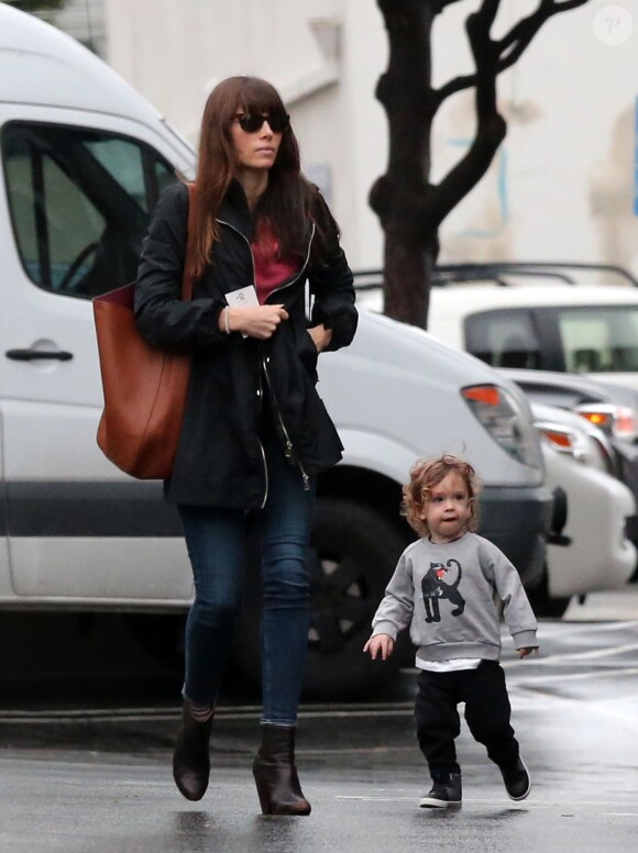 Exclusif - Jessica Biel et son fils Silas Timberlake dans les rues de Santa Monica, le 7 février 2017, pour aller aller faire des courses.