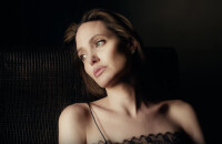 Angelina Jolie se dévoile dans le spot Mon Guerlain, réalisé par Terrence Malick.