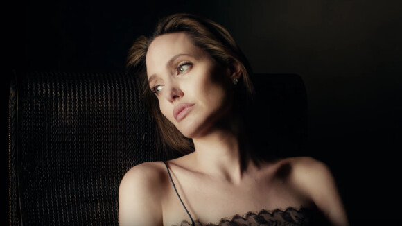 Angelina Jolie, sensuelle et romantique, célèbre "l'égale de l'homme" en France