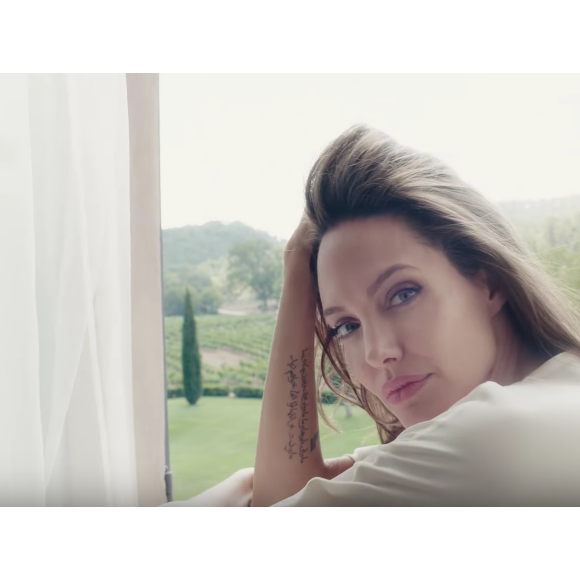 Angelina Jolie, sensuelle et romantique pour Mon Guerlain. (capture d'écran)