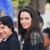 Maddox Jolie-Pitt - Angelina Jolie, radieuse et souriante, rend visite au roi du Cambodge Norodom Sihamoni pour la projection de son film accompagnée de ses six enfants à Siem Reap le 18 février 2017.