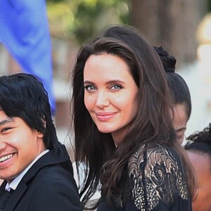 Maddox Jolie-Pitt - Angelina Jolie, radieuse et souriante, rend visite au roi du Cambodge Norodom Sihamoni pour la projection de son film accompagnée de ses six enfants à Siem Reap le 18 février 2017.