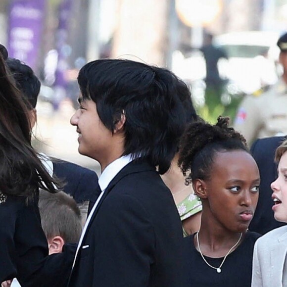 Pax, Maddox, Zahara et Shiloh Jolie-Pitt - Angelina Jolie, radieuse et souriante, rend visite au roi du Cambodge Norodom Sihamoni pour la projection de son film accompagnée de ses six enfants à Siem Reap le 18 février 2017. Son film "D'abord ils ont tué mon père" (First They Killed My Father) raconte l'histoire vraie de l'activiste américano-cambodgienne Loung Ung ayant survécu aux atrocités du régime des Khmers rouges...