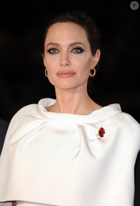 Angelina Jolie lors de la première de son film "Invincible" (Unbroken) à Londres, le 25 novembre 2014. Angelina Jolie at "Unbroken" - UK film premiere held at Odeon Leicester Square, 24-26 Leicester Square, London, on November 25, 2014.25/11/2014 - Londres