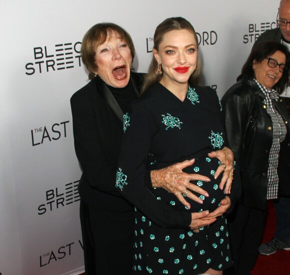 Shirley MacLaine et Amanda Seyfried, enceinte, à la première de "The Last Word" à Los Angeles, le 1er mars 2017.