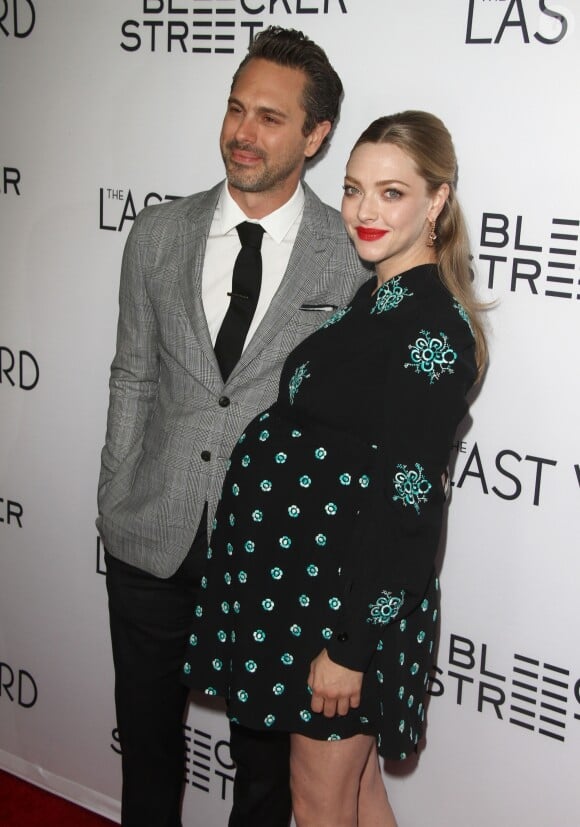 Thomas Sadoski et sa fiancée Amanda Seyfried, enceinte, à la première de "The Last Word" à Los Angeles, le 1er mars 2017.