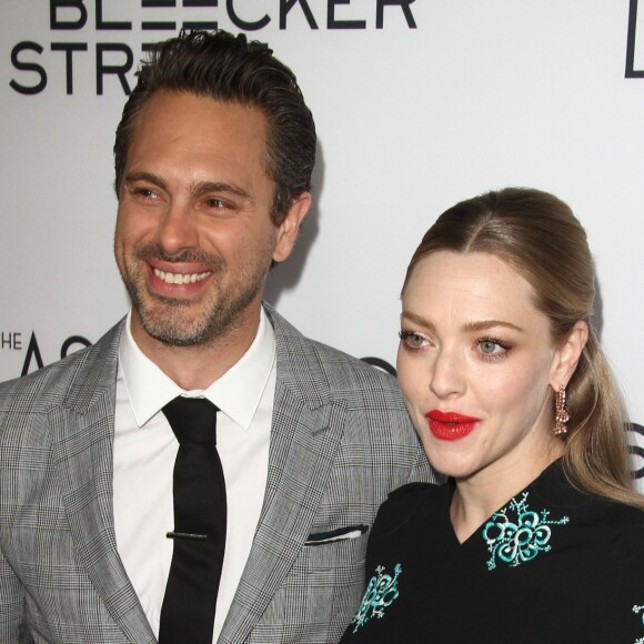 Thomas Sadoski et sa fiancée Amanda Seyfried, enceinte, à la première de "The Last Word" à Los Angeles, le 1er mars 2017.