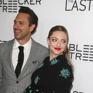 Thomas Sadoski et sa fiancée Amanda Seyfried, enceinte, à la première de "The Last Word" à Los Angeles, le 1er mars 2017.