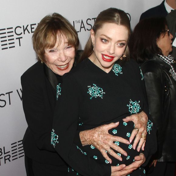 Shirley MacLaine, Amanda Seyfried enceinte à la première de The Last Word à The Arclight à Hollywood, le 1er mars 2017