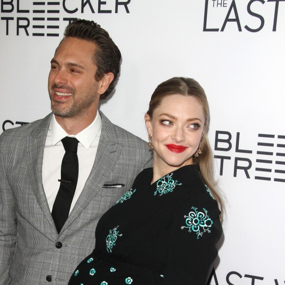 Amanda Seyfried enceinte et son fiancé homas Sadoski à la première de The Last Word à The Arclight à Hollywood, le 1er mars 2017