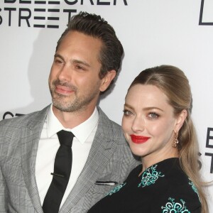 Amanda Seyfried enceinte et son fiancé Thomas Sadoski à la première de The Last Word à The Arclight à Hollywood, le 1er mars 2017