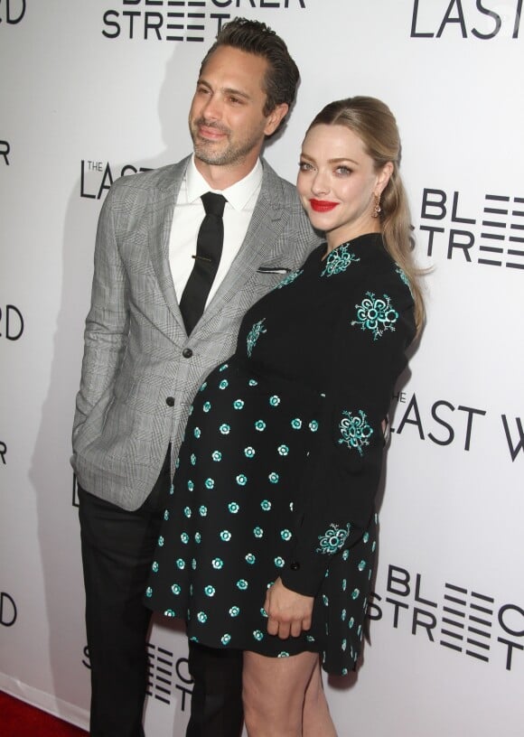 Amanda Seyfried enceinte et son fiancé Thomas Sadoski à la première de The Last Word à The Arclight à Hollywood, le 1er mars 2017