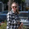 Amanda Seyfried très enceinte va déjeuner avec un ami au restaurant à Los Angeles, le 28 février 2017.