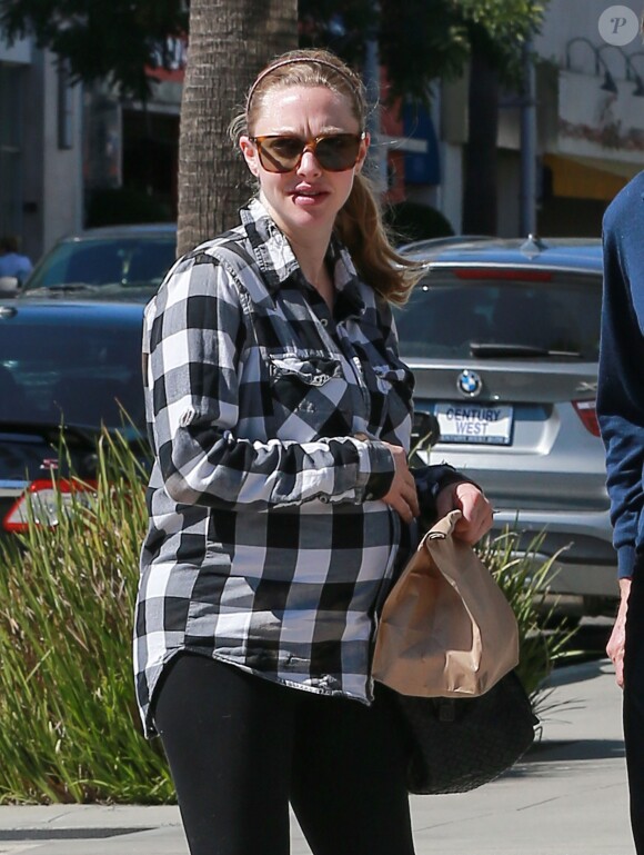 Amanda Seyfried très enceinte va déjeuner avec un ami au restaurant à Los Angeles, le 28 février 2017.