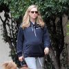 Amanda Seyfried (enceinte de son premier enfant) promène son chien dans les rues de Los Angeles. Le 21 février 2017