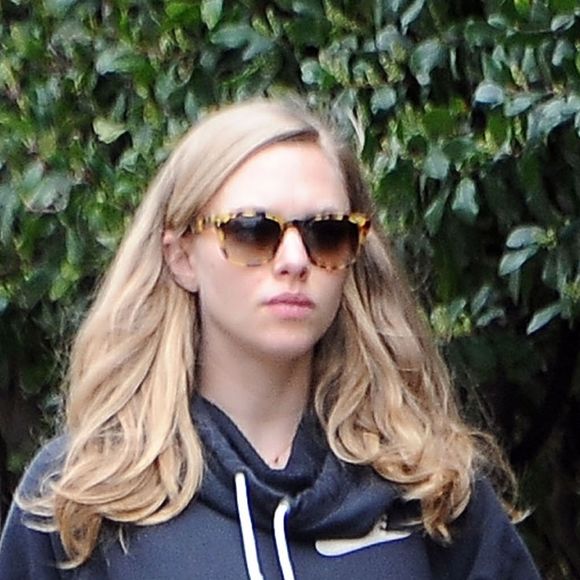 Amanda Seyfried (enceinte de son premier enfant) promène son chien dans les rues de Los Angeles. Le 21 février 2017