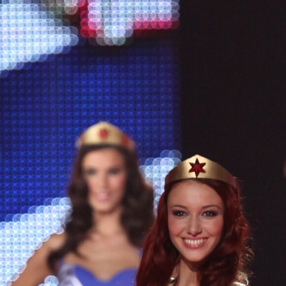 Delphine Wespiser lors du concours Miss France organisé à Brest le 3 décembre 2011.