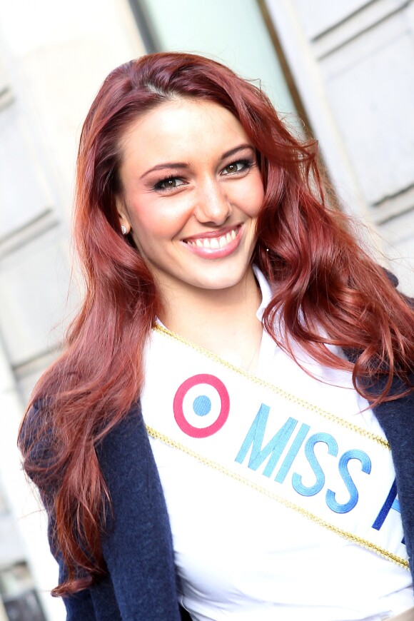 Delphine Wespiser, Miss France 2012, arrive chez Europe 1 le 5 décembre 2011.