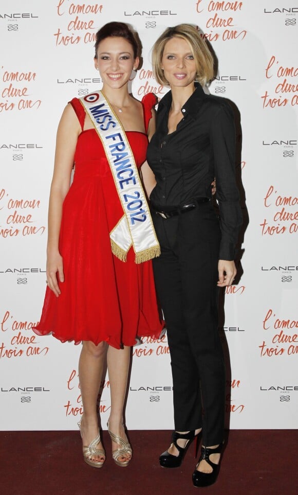 Delphine Wespiser et Sylvie Tellier arrivent à la première de "L'amour dure 3 ans" au Grand Rex, à Paris, le 7 décembre 2012.