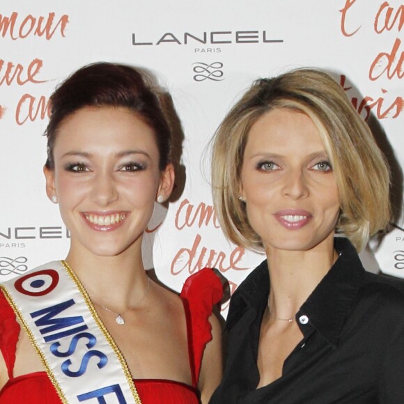 Delphine Wespiser et Sylvie Tellier arrivent à la première de "L'amour dure 3 ans" au Grand Rex, à Paris, le 7 décembre 2012.
