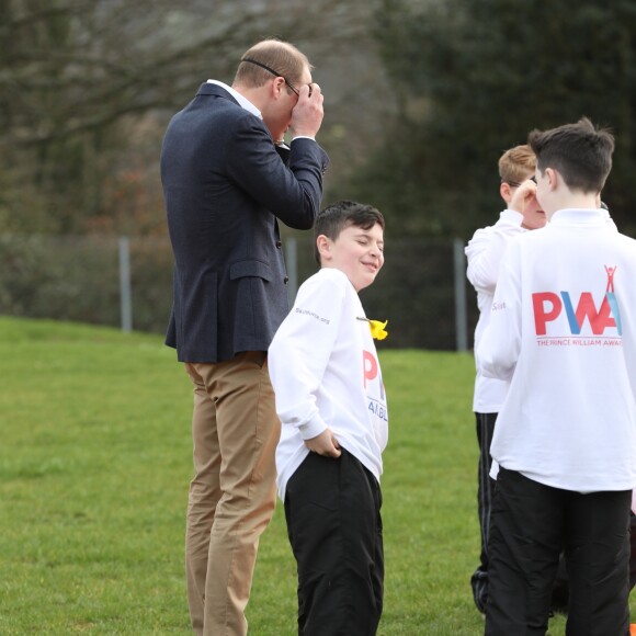 Monter une tente avec les yeux bandés, pas évident... Le prince William, duc de Cambridge, effectuait le lancement du Skillforce Prince William Award à l'occasion d'une visite dans une école primaire du Pays de Galles à Abergavenny le 1er mars 2017.