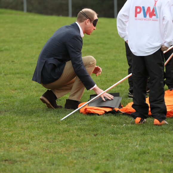 Monter une tente avec les yeux bandés, pas évident... Le prince William, duc de Cambridge, effectuait le lancement du Skillforce Prince William Award à l'occasion d'une visite dans une école primaire du Pays de Galles à Abergavenny le 1er mars 2017.