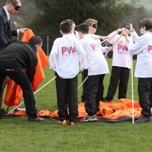 Monter une tente avec les yeux bandés, pas évident... Le prince William, duc de Cambridge, effectuait le lancement du Skillforce Prince William Award à l'occasion d'une visite dans une école primaire du Pays de Galles à Abergavenny le 1er mars 2017.